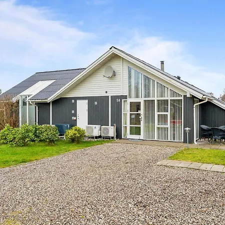 Flot Pool Og Aktivitetshus Til 8 Personer Taet Pa