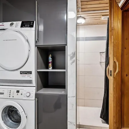 Flot Pool Og Aktivitetshus Til 8 Personer Taet Pa *