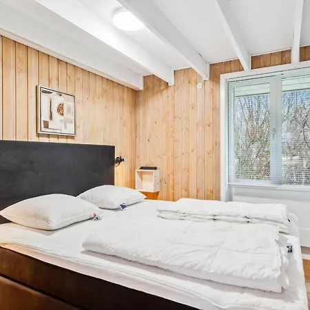 Flot Pool Og Aktivitetshus Til 8 Personer Taet Pa *